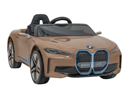 Autko BMW i4 złoty