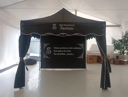 67a5e30ba6ece_Namiot-ze-sciana