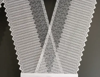 V-ka haftowana z koralikami i kokardą