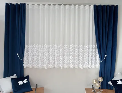 Firana na taśmie z piórkami