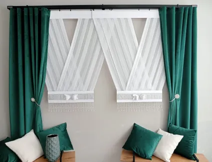 V-ka z zakładkami i kokardą