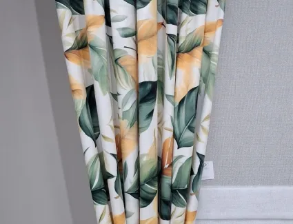 Zasłona welurowa w liście żółte. zielone